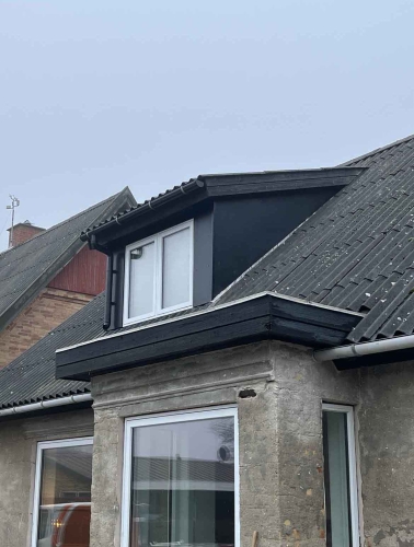 Udskiftning af vinduer på et hus i Snedsted